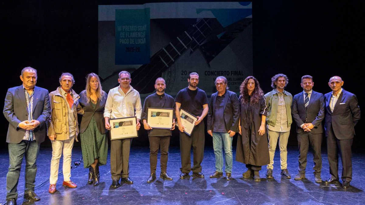 Antonio González, Chico Gallardo y Francis Gómez junto al jurado del III Premio SGAE Flamenco Paco de Lucía en el Teatro Central de Sevilla