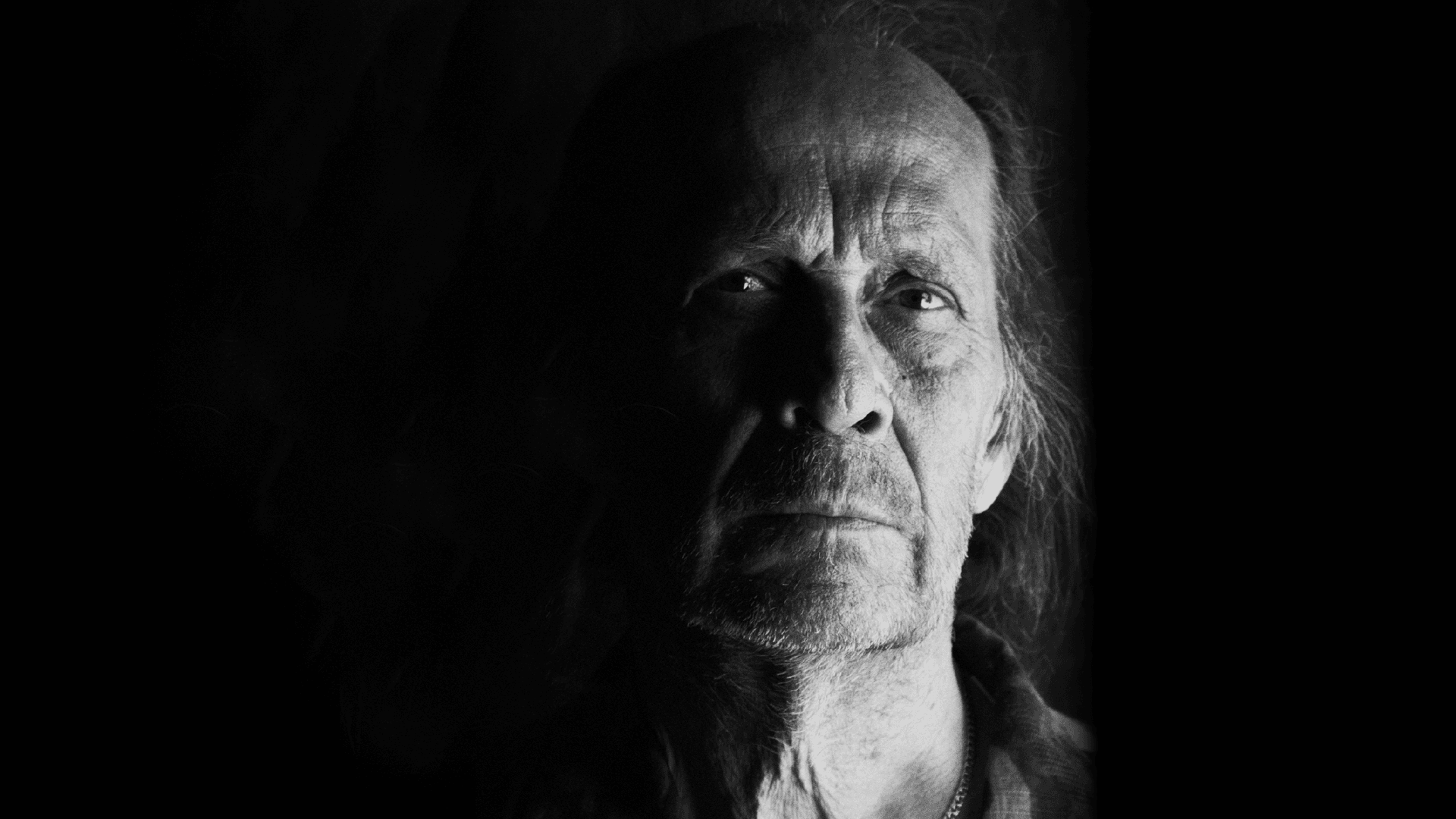Retrato en blanco y negro del rostro de Paco de Lucía sobre fondo negro